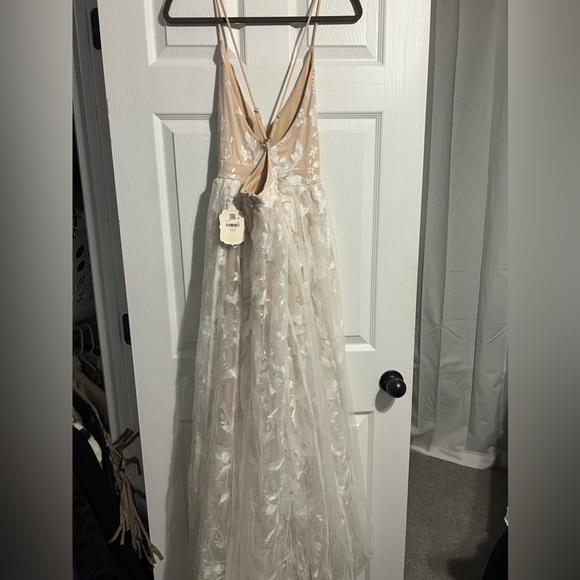 Gorgeous flora maxi dress with adjustable straps, cross back, antique floral. - Picture 3 of 4